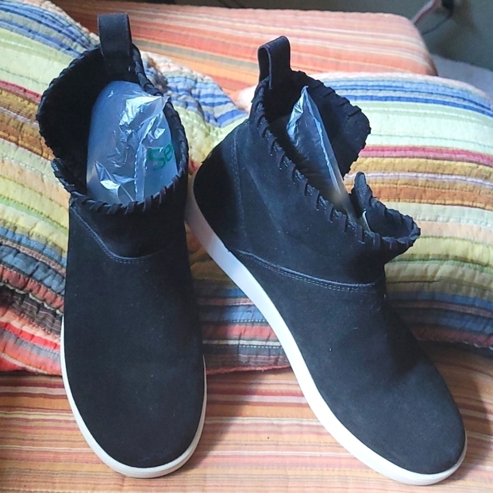 UGG Koolaburra Rilee black suede pull on ankle boot Size 9